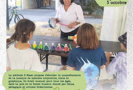 Jardins de la Jonction Des enfants écoutent Ceiça et jouent avec des percussions colorées devant eux