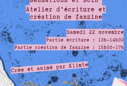 Un collage sur fond bleu avec un peu de papier kraft en bas à droite avec des éléments divers éparpillés comme collé dessus (une machine à écrire, une théière, une tulipe rose, un journal rose, un cœur découpé dans du papier journal). Par dessus encore dans des carré rose clair un texte à la machine à écrire rose foncé indique: "L'association Viol-Secours propose, Fragments_corps, sensations et soin, atelier d'écriture et création de fanzine. Samedi 22 novembre. partie écriture 13h - 14h30,…