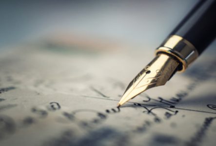 dr un stylo plume qui écrit sur une page