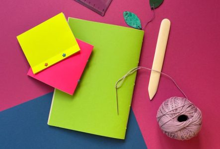 Photo de matériel de reliure et de carnets colorés