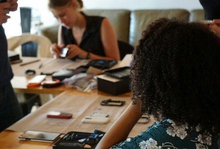 jo-szczepanska-unsplash Personnes démontant des téléphones portables