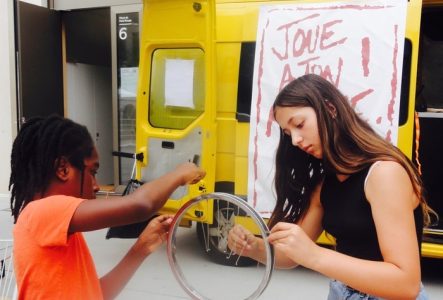 enfants qui fabriquent un instrument à partir d'une roue de vélo