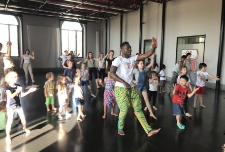 groupe d'enfants et d'adultes qui dansent lors d'un atelier