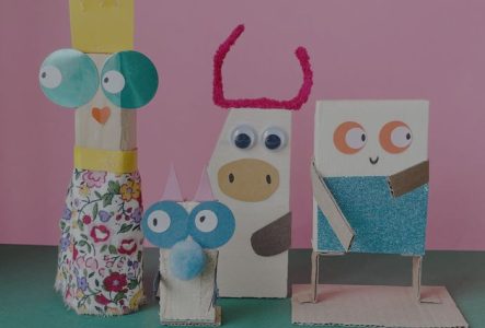 des figurines construite avec du papier, carton, tissus