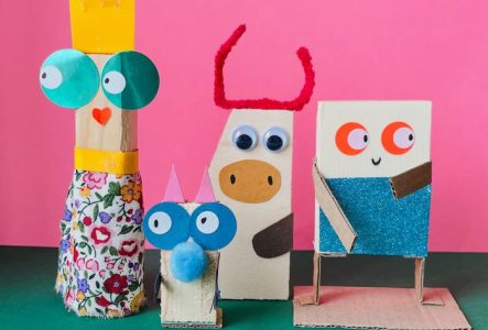 des figurines construite avec du papier, carton, tissus