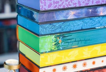 pile de livres décorés table boujie