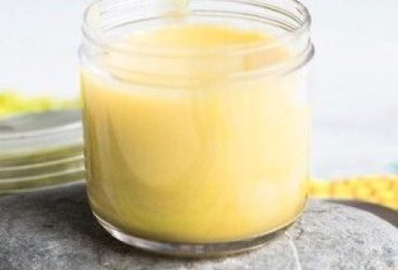 Pot en verre contenant du baume