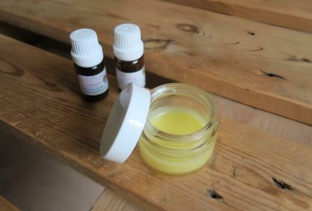 Pot de baume et flacons d'huiles essentielles