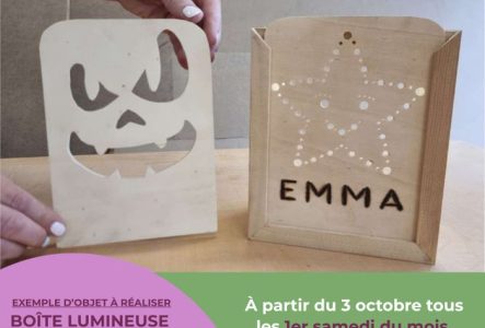 On voit une main tenant une boîte en bois fabriquée à la main, avec un couvercle présentant des découpes en forme d’étoile. À côté, un second couvercle est présenté pour la même boîte, permettant de changer son apparence