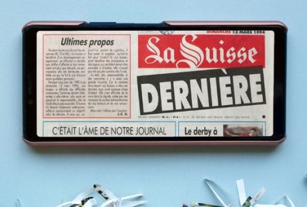 Un téléphone affichant la Une du journal La Suisse de 1994