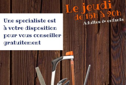 Outils sur fond en bois