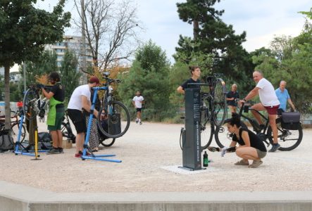 La Bicyclette Bleue Atelier donné par La Bicyclette Bleue à la station d'auto-réparation de la voie verte