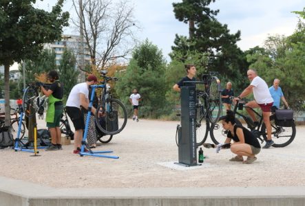 La Bicyclette Bleue Atelier donné par La Bicyclette Bleue à la station d'auto-réparation de la voie verte