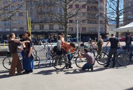La Bicyclette Bleue Atelier d'auto-réparation de vélo donné par La Bicyclette Bleue sur le parvis d'Uni Mail