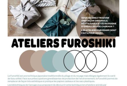 Affiche avec des cadeaux emballés avec des tissus positionnés sous un sapin de Noël.