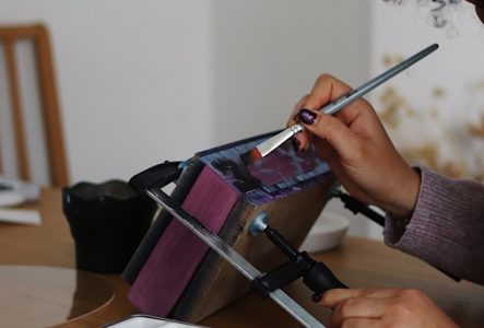 Une jeune femme peint les tranches d'un livre