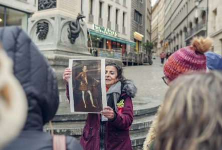 Seniors qui écoutent une guide en vieille-ville