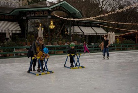 Personnes entrain de patiner sur une patinoire