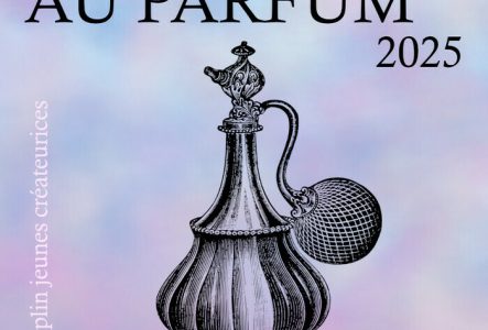 Bastien Blanchard Un vieux flacon de parfum noir sur fond coloré rose et bleu