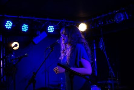 Chanteuse sur scène bleue