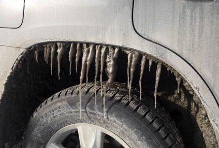 Photo d'un détail de voiture montrant des stalactites au dessus de la roue.