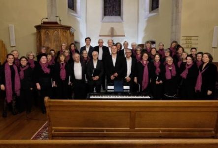 Photo des choristes et du chef de choeur de la Chorale des Eaux-Vives