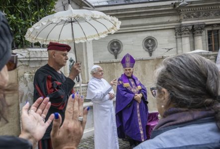 Devant la fontaine Beauregard, Adhémar Fabri en discussion avec le Pape. Su le côté, un garde suisse tient une ombrelle.