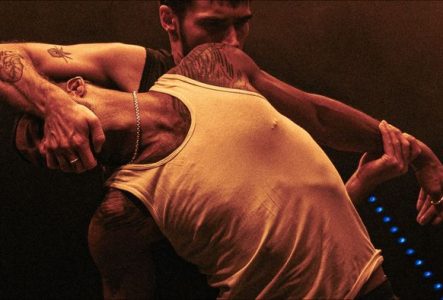 Deux hommes danses, l'un tient le visage de l'autre.