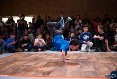 un jeunes danseur en plein mouvement lors d'un Battle de danse