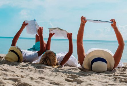 Famille qui lit au bord de la plage