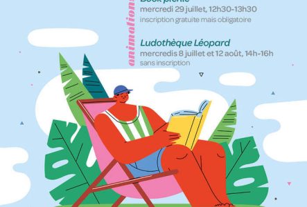 Un personnage tenant un livre assis sur une chaise longue.