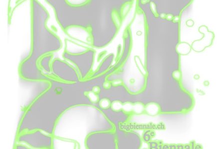 Chloé Pannatier signe une affiche organique, expérimentale et poétique. Engagée dans une pratique sensible au vivant, elle explore ici les interconnexions végétales racinaires dans une composition vaporeuse et vibrante. Elle nous rappelle le lieu d’accueil de la BIG, le Bois de la Bâtie : refuge végétal et terrain d’utopie.
Pensée en résonance avec les textes de Richard Powers et le travail d’Uriel Orlow, cette image évoque une forêt monde, lieu de soin, d’écoute et d’entraide. L’affiche…