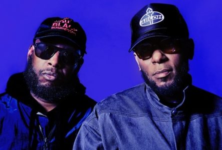 Photo de Talib Kweli et Yasiin Bey qui portent casquettes et lunettes de soleil