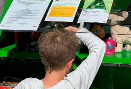 DR enfant devant la boîte à troc