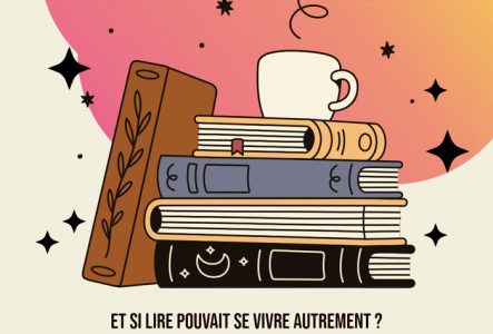 Pile de livres avec une petite tasse blanche posée dessus.