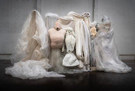 © Sammi Landweer Sur cette image, il y a des imitation de personnes conçu à partir de tissu.