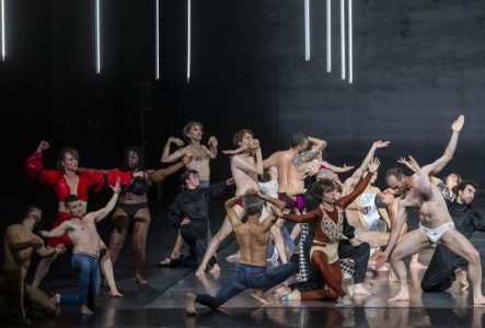 DR Image du spectacle montrant les nombreux danseurs du spectacle