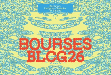 Visuel de l'exposition, fond jaune avec fins motifs pixelisés bleu, et typographie pointillée orange.