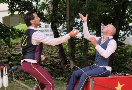DR Deux artistes sur un triporteur qui jonglent
