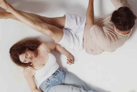 Photo de deux des interprètes du spectacle couchés