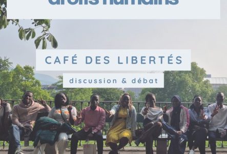 Des jeunes participant.e.x.s à la formation 2025 assis sur un banc genevois en souriant avec le texte suivant : La Place des jeunes dans la défense des droits humains. Café des libertés, discussion et débat. Mardi 8 septembre 2026, 18h30. Maison internationale des associations, 15 rue des Savoises, Genève. Logo Codap