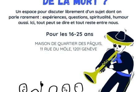 Une main qui tient une tasse en forme de tête de mort