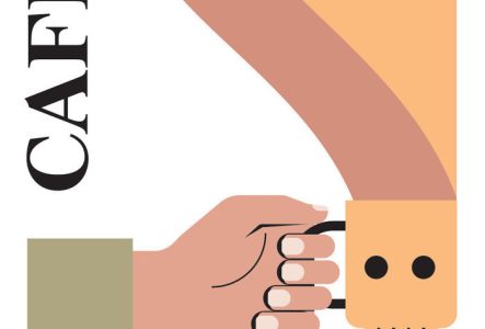 Une main qui tient une tasse en forme de tête de mort