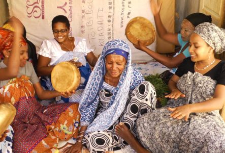 © Creation Debaa, Elena Bertuzzi & Laure Chatrefou musique, joie, rencontre, tradition, motifs, instruments, bienveillance, rythme, mouvement, artisanat, tambour, percussion,sourire, groupe de personnes