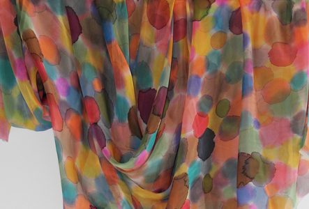 Œuvres en tissu de Marie Ducaté : il s'agit d'un rideau qui a été peint avec des ronds de couleurs.