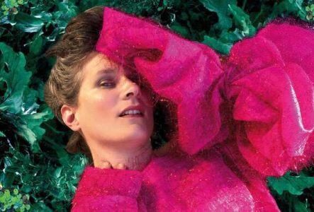 Photo de Camille couchée dans de la verdure