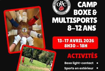 Enfants qui apprennent la boxe avec un entraineur sur un ring