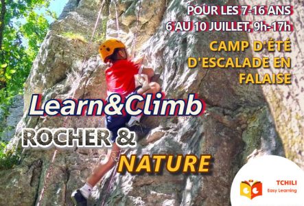 Jeune grimpant en falaise pendant un camp Tchili Easy Learning