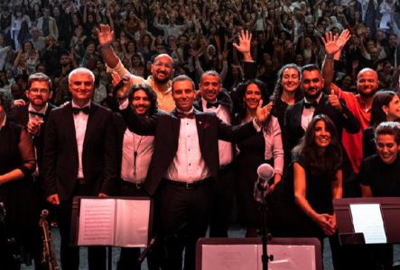 DR Photo de l'orchestre dos au public avec les mains en l'air