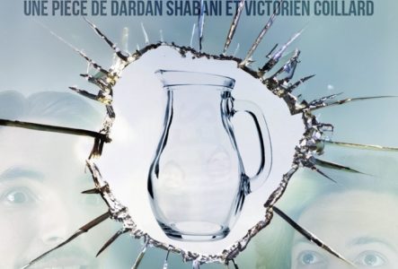 Dardan Shabani deux hommes qui regardent une carafes avec une vitre brisée au centre